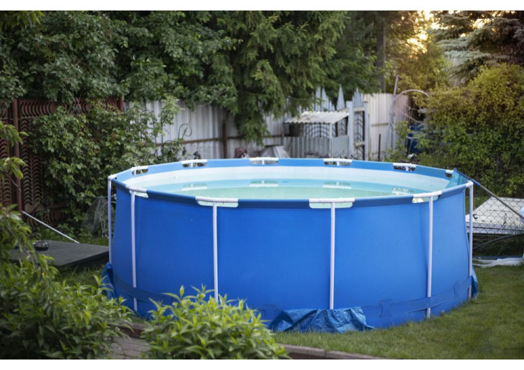 Ochrona Twojego basenu przed wiatrem - praktyczne rozwiązania dla bezpiecznej przyjemności!